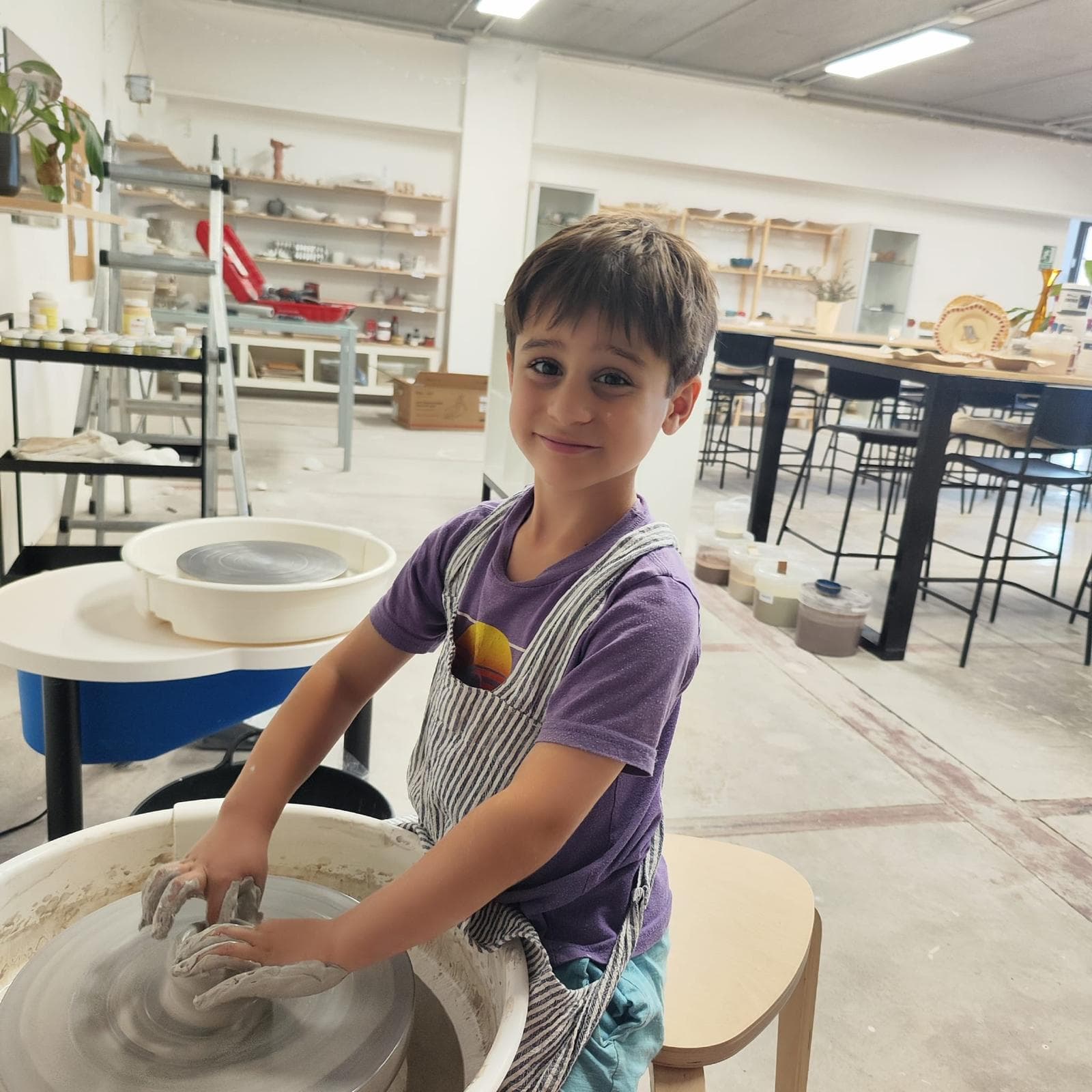 Un alumno modelando en el torno durante una clase