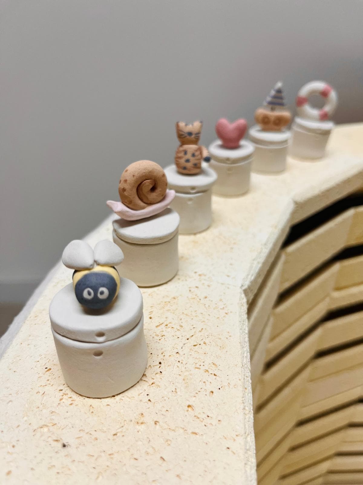 Mini cajitas de cerámica con figuras hechas en el estudio