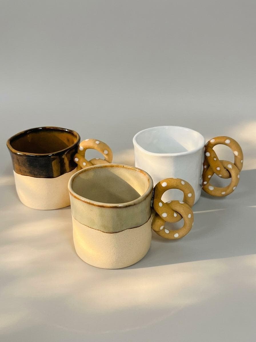 Trío de tazas con asas de pretzel, hechas a mano en el estudio