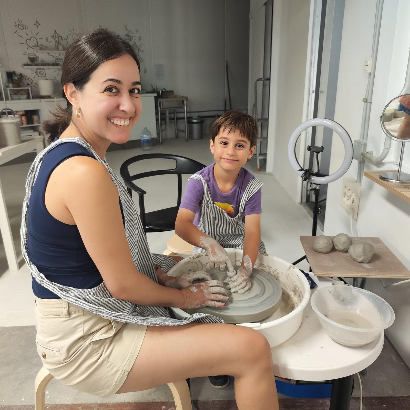 Clase de torno en el estudio: madre e hijo modelando juntos