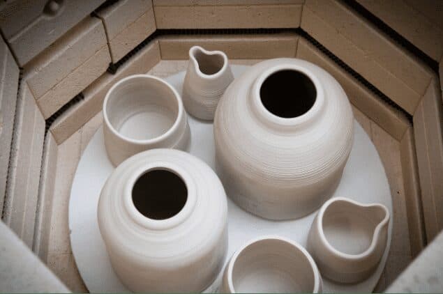 Interior del horno cargado de piezas