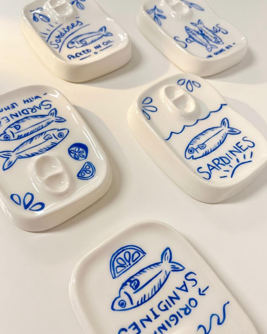 Platitos de cerámica pintados a mano con motivos de sardinas
